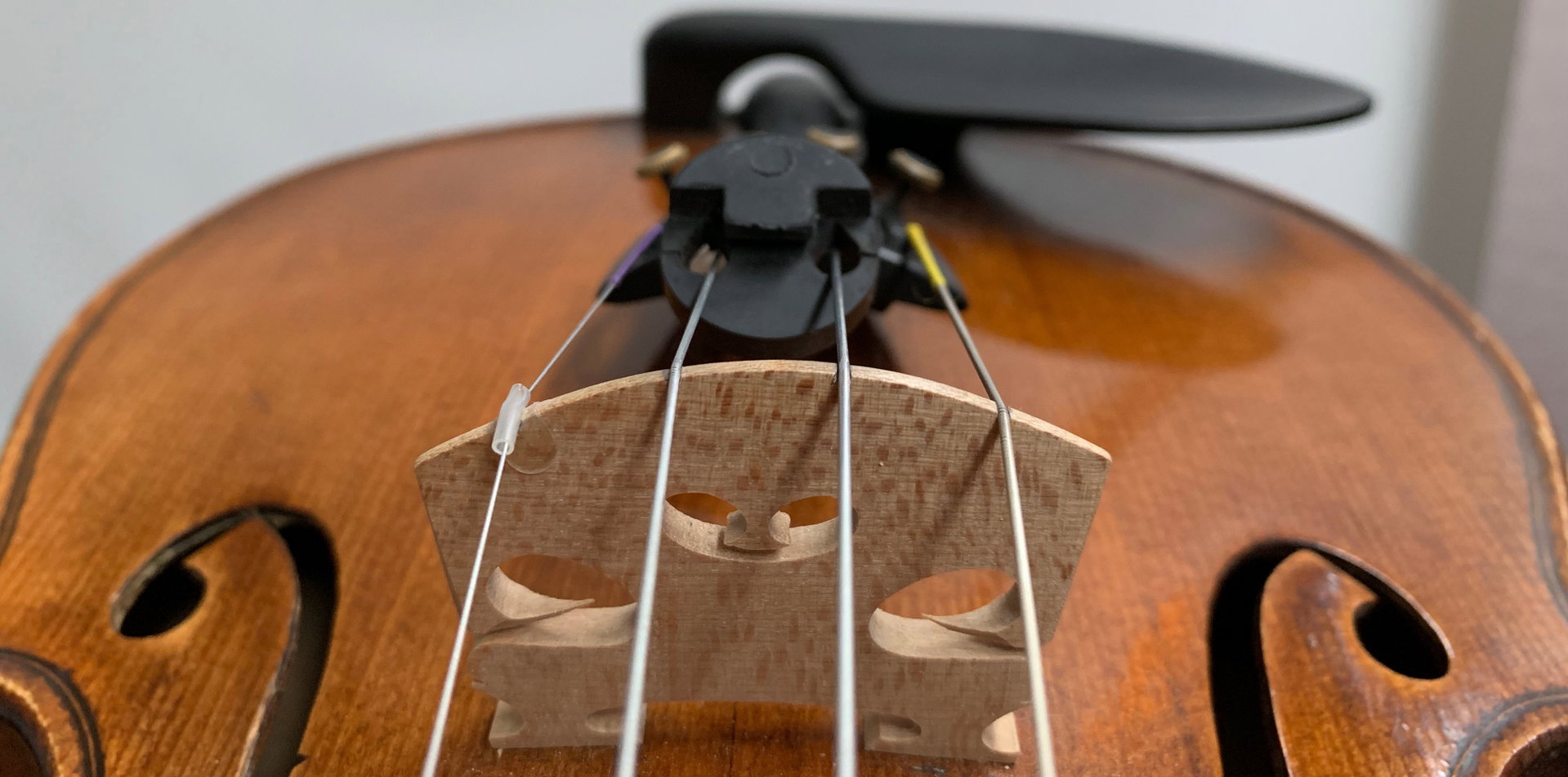 Sourdine d'orchestre accrochée